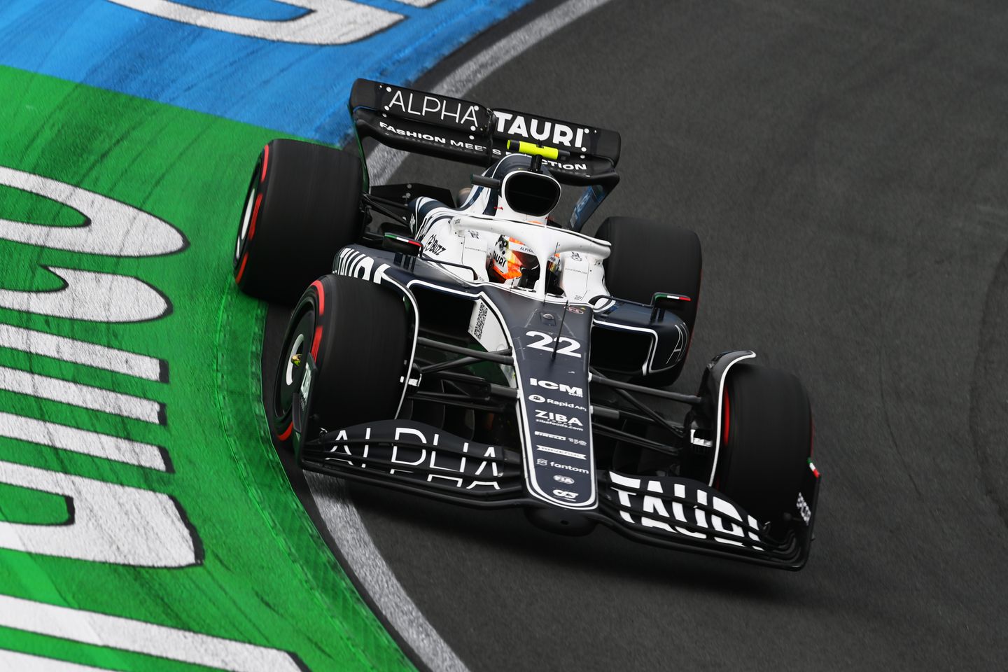 红牛车队逆转梅赛德斯，拉塞尔高光表现