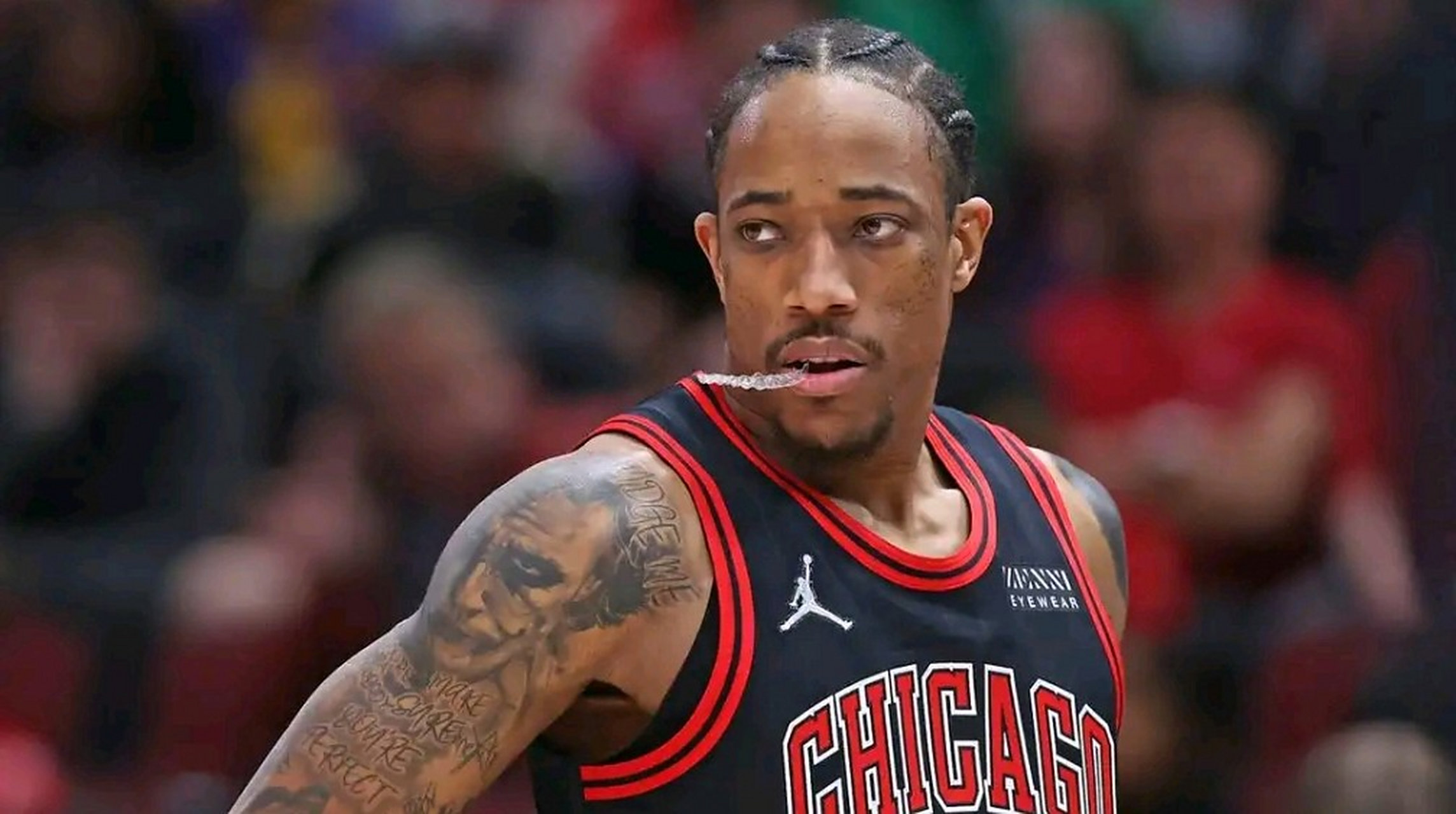 国王力克青岛队，德罗赞点燃赛场