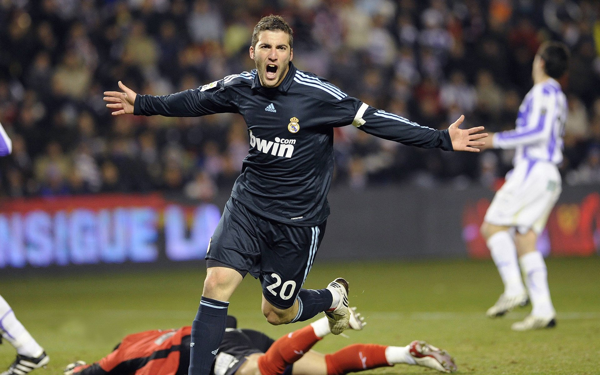 引擎轰鸣与地板震动，当F1的缠斗哲学提前进站终结NBA悬念